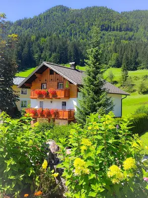 Ein allgemeiner Bergblick oder ein Berglick von der Ferienwohnung aus