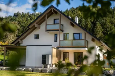 Das Gebäude in dem sich die Ferienwohnung befindet