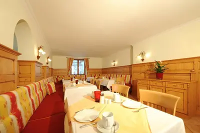 Ein Restaurant oder anderes Speiselokal in der Unterkunft Aparthotel Kristall