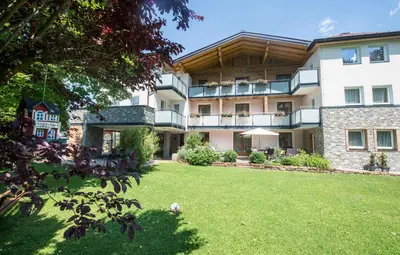 Ein Garten an der Unterkunft Aparthotel Kristall