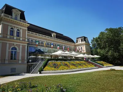 Ein Garten an der Unterkunft Ferienwohnung Bergsonne mit Sonnenbalkon und Tiefgaragen Parkplatz