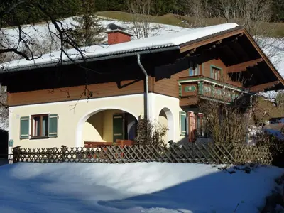 Das Gebäude in dem sich das Ferienhaus befindet