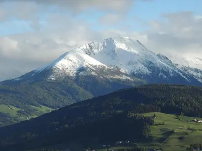 Ein allgemeiner Bergblick oder ein Berglick von der Ferienwohnung aus