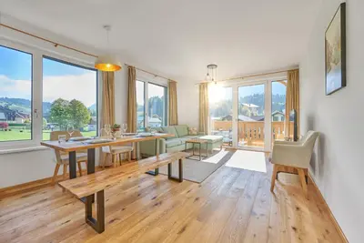 Ein allgemeiner Bergblick oder ein Berglick von der Ferienwohnung aus