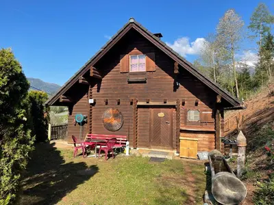 Das Gebäude in dem sich das Ferienhaus befindet