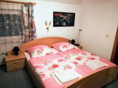 Ein Bett oder Betten in einem Zimmer der Unterkunft Gästehaus Deisl