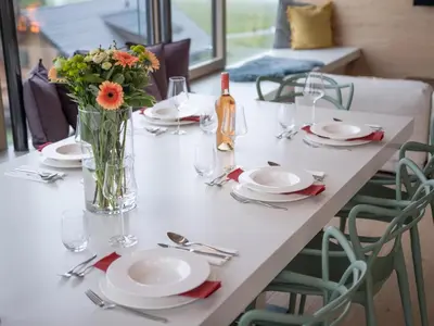Ein Restaurant oder anderes Speiselokal in der Unterkunft Lakan Lodge