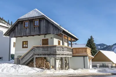 Das Gebäude in dem sich das Ferienhaus befindet