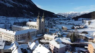 Ein allgemeiner Bergblick oder ein Berglick von des Bauernhofs aus