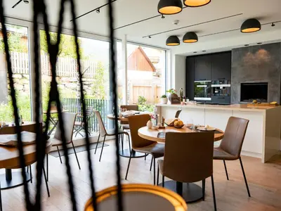 Ein Restaurant oder anderes Speiselokal in der Unterkunft Mesnerhaus & Gourmetrestaurant Mesnerhaus mit 4 Hauben