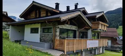 Das Gebäude in dem sich das Chalet befindet