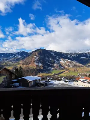 Ein allgemeiner Bergblick oder ein Berglick von des Aparthotels aus