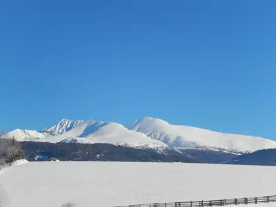 Ein allgemeiner Bergblick oder ein Berglick von des Chalets aus