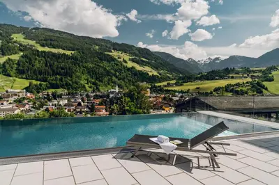 Ein allgemeiner Bergblick oder ein Berglick von des Aparthotels aus