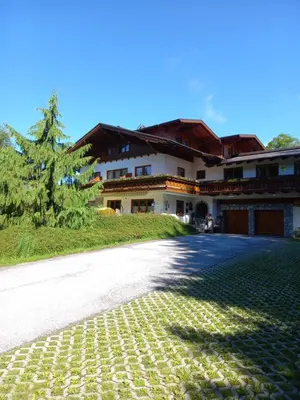 Das Gebäude in dem sich das Privatzimmer befindet