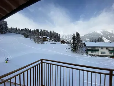 Moderne Kaminstube im Winter