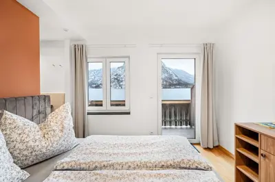 Ein Bett oder Betten in einem Zimmer der Unterkunft Hallstatt Lakeside Top 4 - Zimmer mit Balkon