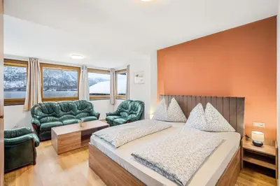 Ein Sitzbereich in der Unterkunft Hallstatt Lakeside Top 2 - Zimmer mit Gartenzugang
