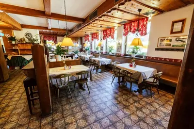 Ein Restaurant oder anderes Speiselokal in der Unterkunft Landgasthof Zum Hammerschmied