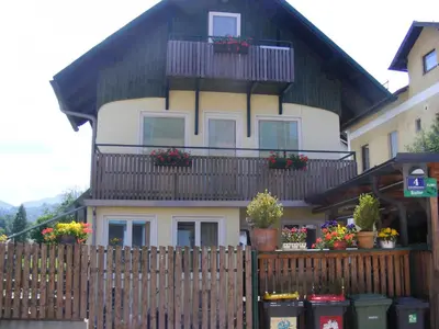 Das Gebäude in dem sich die Ferienwohnung befindet