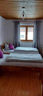 Ein Bett oder Betten in einem Zimmer der Unterkunft Ferienwohnung Seeberg mit Almfeeling