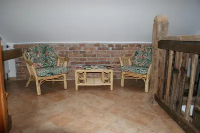 Ein Sitzbereich in der Unterkunft Ferienwohnung Bluntaumühle