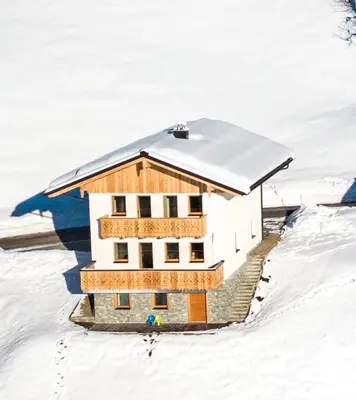 Das Gebäude in dem sich das Ferienhaus befindet