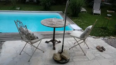 Der Swimmingpool an oder in der Nähe von Haus mit mediterranem Flair