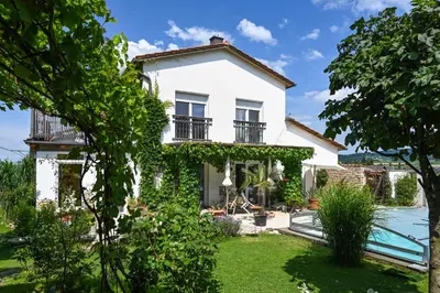 Der Swimmingpool an oder in der Nähe von Haus mit mediterranem Flair