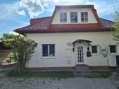 Das Gebäude in dem sich das Ferienhaus befindet