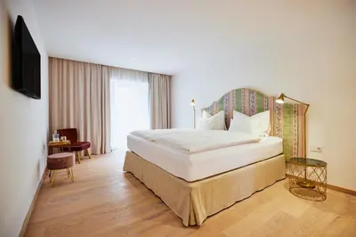 Ein Bett oder Betten in einem Zimmer der Unterkunft Boutiquehotel Zum Goldenen Hirschen