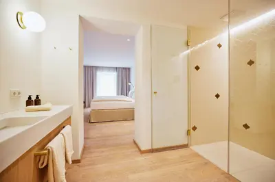 Ein Bett oder Betten in einem Zimmer der Unterkunft Boutiquehotel Zum Goldenen Hirschen