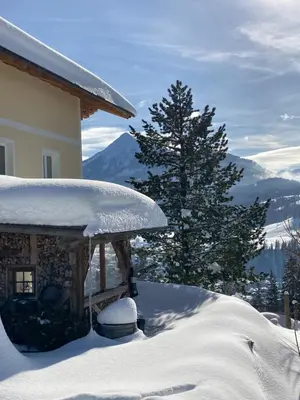 Ein allgemeiner Bergblick oder ein Berglick von der Ferienwohnung aus