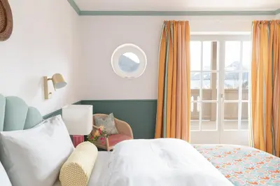 Ein Bett oder Betten in einem Zimmer der Unterkunft Villa Alma - a lakeside Boutique Hotel