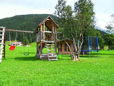 Ein Kinderspielbereich in der Unterkunft Sattlehnerhof