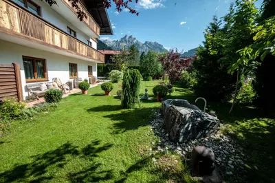 Ein Garten an der Unterkunft Haus Alexandra