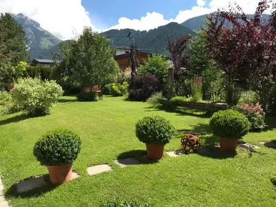 Ein Garten an der Unterkunft Haus Alexandra