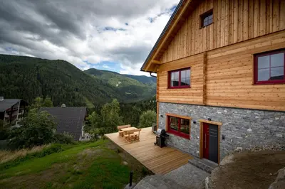 Ein allgemeiner Bergblick oder ein Berglick von der Ferienwohnung aus