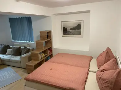 Ein Sitzbereich in der Unterkunft Wohnen im ehemaligen Kloster in Schörfling am Attersee