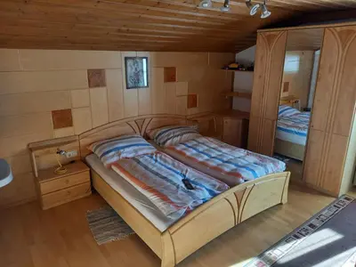 Ein Bett oder Betten in einem Zimmer der Unterkunft Vorderkreuzsaalgut Rettenwender Gertraud