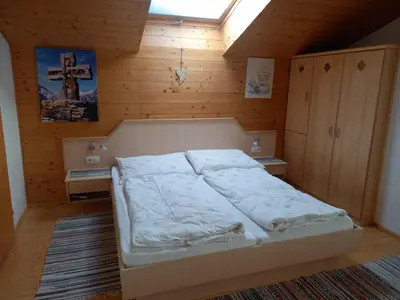 Ein Bett oder Betten in einem Zimmer der Unterkunft Vorderkreuzsaalgut Rettenwender Gertraud