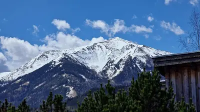 Ein allgemeiner Bergblick oder ein Berglick von des Ferienhauses aus