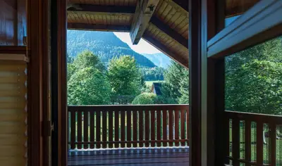 Ein allgemeiner Bergblick oder ein Berglick von der Villa aus