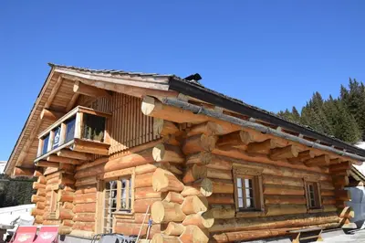 Das Gebäude in dem sich das Ferienhaus befindet