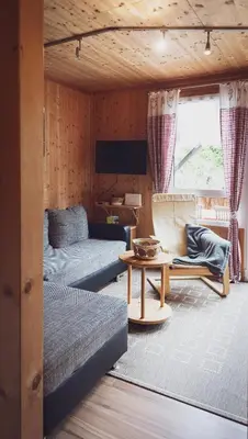 Ein Sitzbereich in der Unterkunft Hüttendorf Hohentauern - Dein Feriendomizil in den Bergen