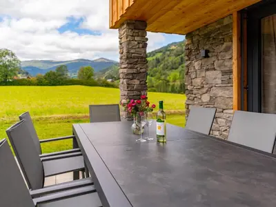 Ein allgemeiner Bergblick oder ein Berglick von des Ferienhauses aus