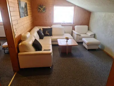 Ein Sitzbereich in der Unterkunft Schöne Ferienwohnung im Naturpark Grebenzen