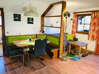 Ein Sitzbereich in der Unterkunft Alpenblick Apartments