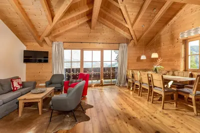 Ein Sitzbereich in der Unterkunft Ski in/Ski out Chalets Tauernlodge by Schladming-Appartements