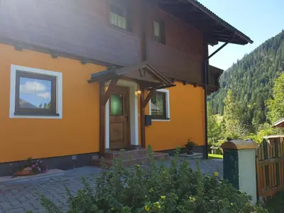 Ein allgemeiner Bergblick oder ein Berglick von des Ferienhauses aus